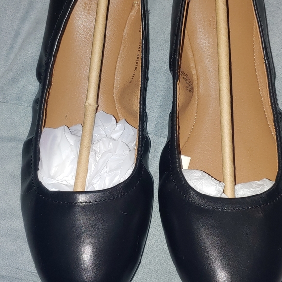 Universal Threads Paulina Faux Leather Accordion Flats Size 7.5 - Picture 2 of 4
